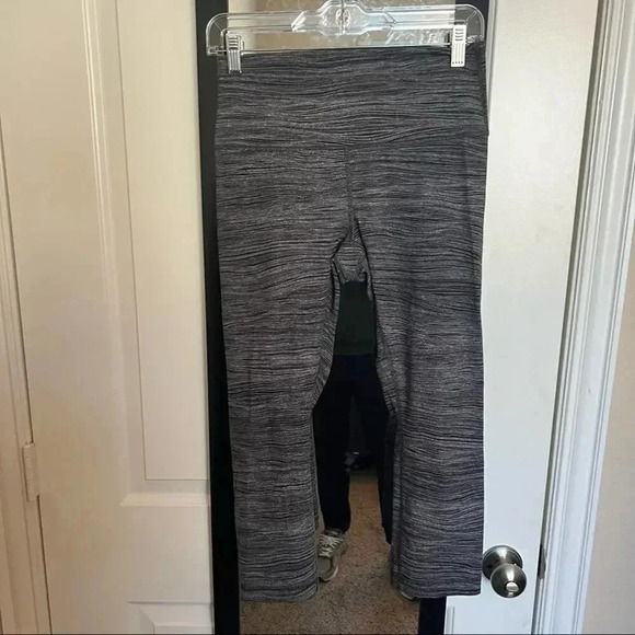 184 Lululemon Crop Leggings - Picture 1 of 3